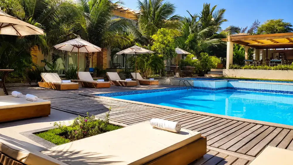 Pátio com piscinas do Ravenala Hotel Boutique em Canoa Quebrada